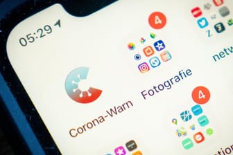 Das Icon der offiziellen Corona-Warn-App ist auf einem Smartphone zu sehen: Wenige Tage nach dem Start verzeichnet die App bereits 10 Millionen Downloads.