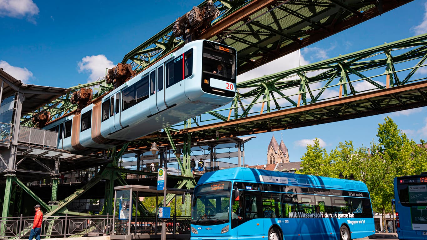 Unter der Wuppertaler Schwebebahn fährt ein Wasserstoffbus: In Wuppertal fährt nicht nur die Schwebebahn emissionsfrei, sondern auch die neuen Wasserstoffbusse.