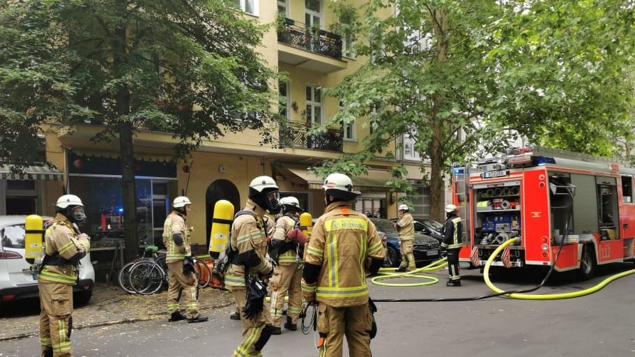 Feuerwehreinsatz in der Kirchstraße in Berlin-Moabit: In einem Restaurant gab es offenbar eine Verpuffung.