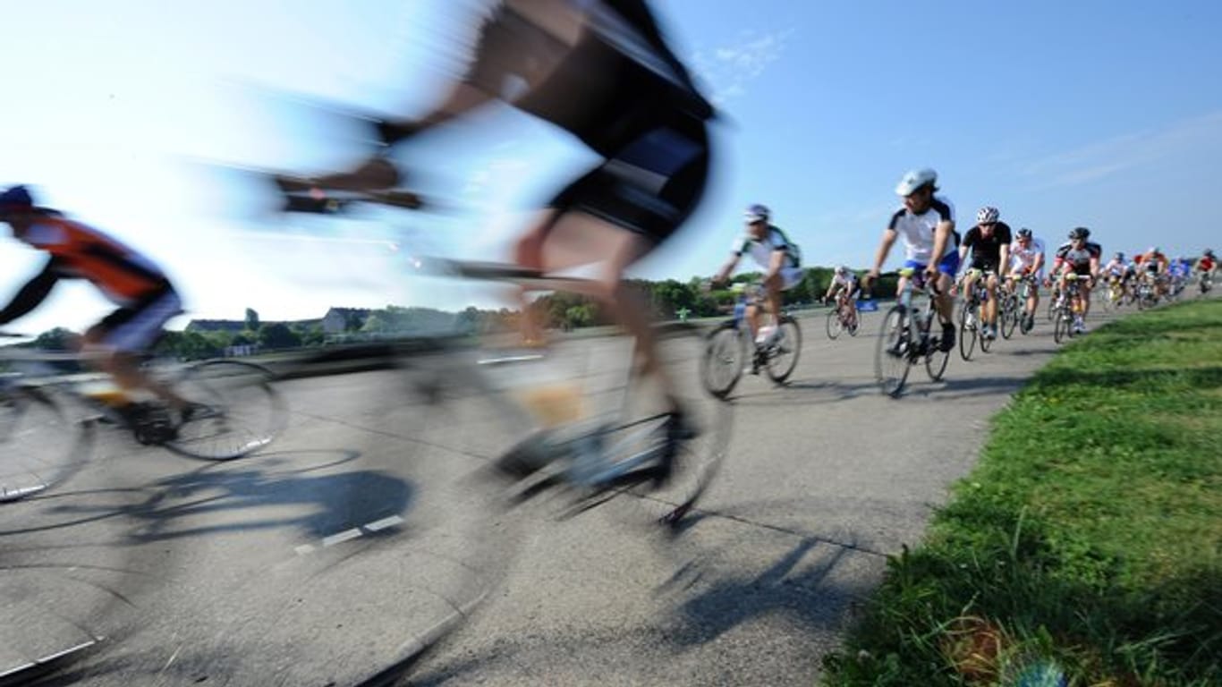 Augen auf beim Überholen: Beim Radfahren in der Gruppe sind Unfälle schnell passiert.