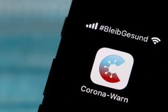 Die offizielle Corona-Warn-App auf einem Smartphone.