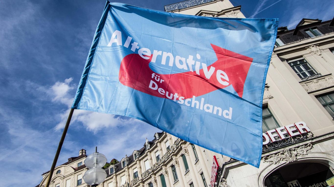 Fahne der AfD (Symbolbild): In Bayern werden vier Kommunalpolitiker vom Verfassungsschutz beobachtet.