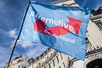 Fahne der AfD (Symbolbild): In Bayern werden vier Kommunalpolitiker vom Verfassungsschutz beobachtet.
