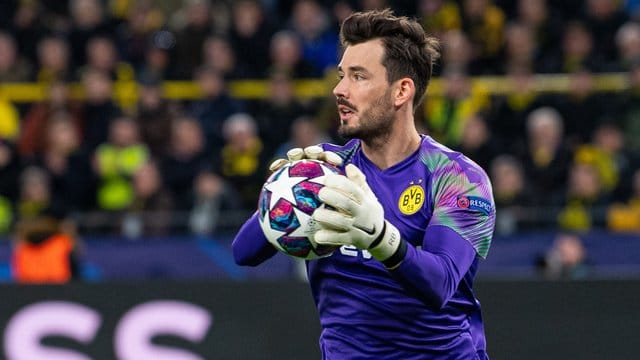 Torwart Roman Bürki bleibt bis 2023 beim BVB.