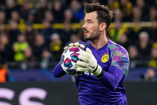 Torwart Roman Bürki bleibt bis 2023 beim BVB.