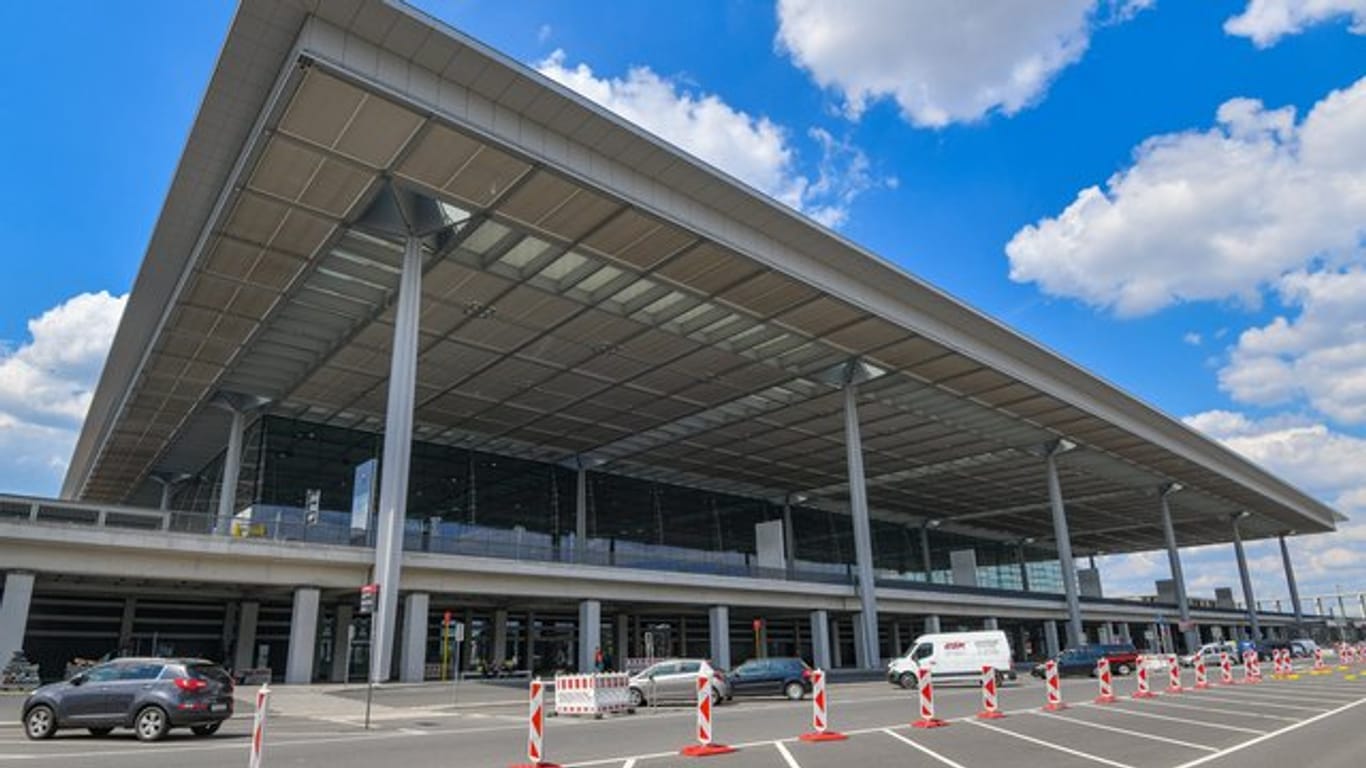 Terminal des Flughafens Berlin Brandenburg Willy Brandt (BER): Nach Willen der Berliner CDU soll der Airport mit einer Magnetschwebebahn an die Innenstadt angebunden werden.