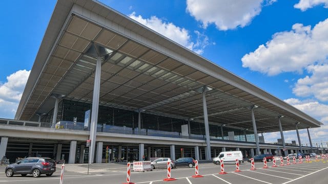 Terminal des Flughafens Berlin Brandenburg Willy Brandt (BER): Nach Willen der Berliner CDU soll der Airport mit einer Magnetschwebebahn an die Innenstadt angebunden werden.