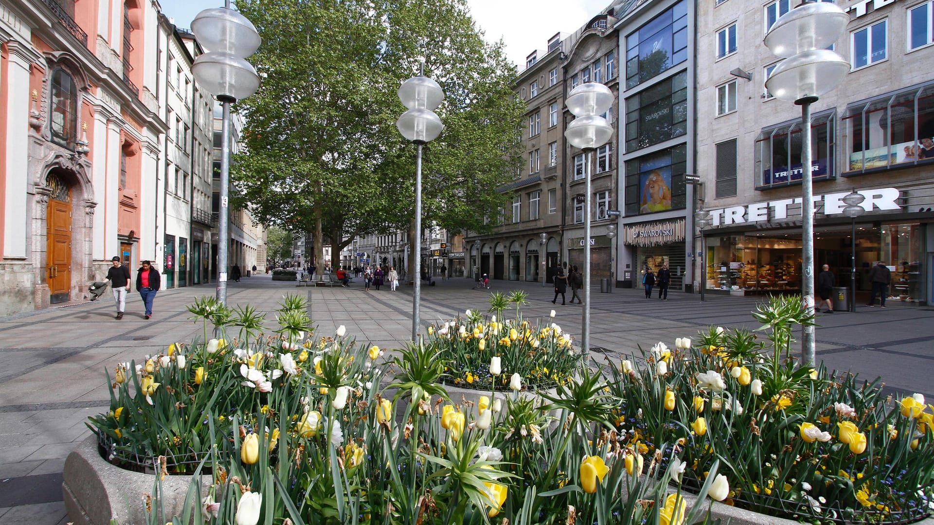 Fußgängerzone in München: Aufgrund der Abstandsregelungen sind nur wenige Leute sind in der Innenstadt unterwegs. Das soll sich für den Sommer aber ändern. Fußgängerzone in München: Aufgrund der Abstandsregelungen sind nur wenige Leute sind in der Innenstadt unterwegs. Das soll sich für den Sommer aber ändern.