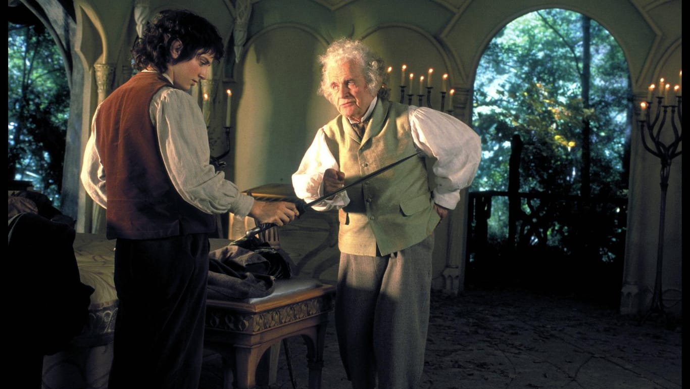 Ian Holm mit Elijah Wood als die Hobbits Bilbo Beutlin und Frodo Beutlin.