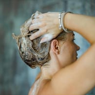 Haarewaschen: Ist eine Haarkur oder ein Conditioner besser?