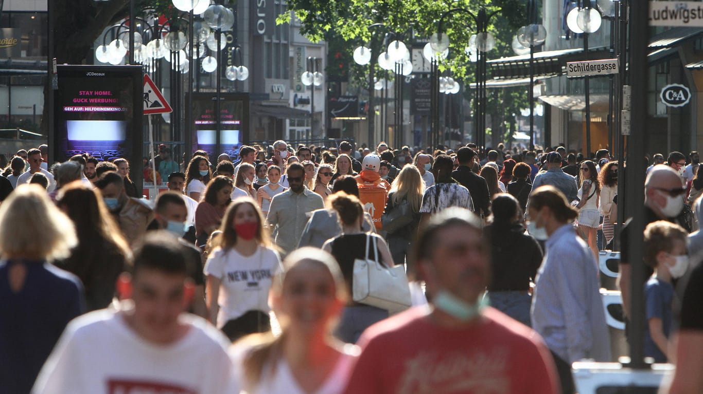 Eine Fußgängerzone in Köln: In Deutschland leben so viele Menschen wie noch nie.