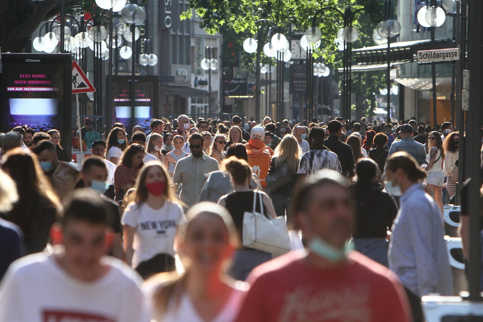 Eine Fußgängerzone in Köln: In Deutschland leben so viele Menschen wie noch nie.