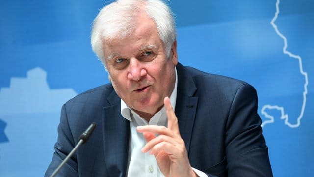 Horst Seehofer (CSU) spricht während der Pressekonferenz