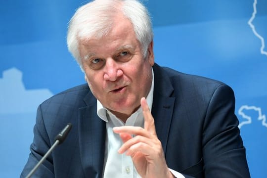 Horst Seehofer (CSU) spricht während der Pressekonferenz