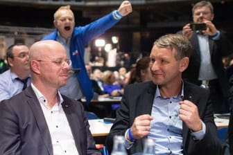 Rechtsextreme Strippenzieher: Björn Höcke freute sich, als Flügel-Mitstreiter Andreas Kalbitz im Dezember 2019 als Beisitzer in den Bundesvorstand gewählt wurde. Wochen später erklärte der Vorstand Kalbitz' Mitgliedschaft für nichtig.
