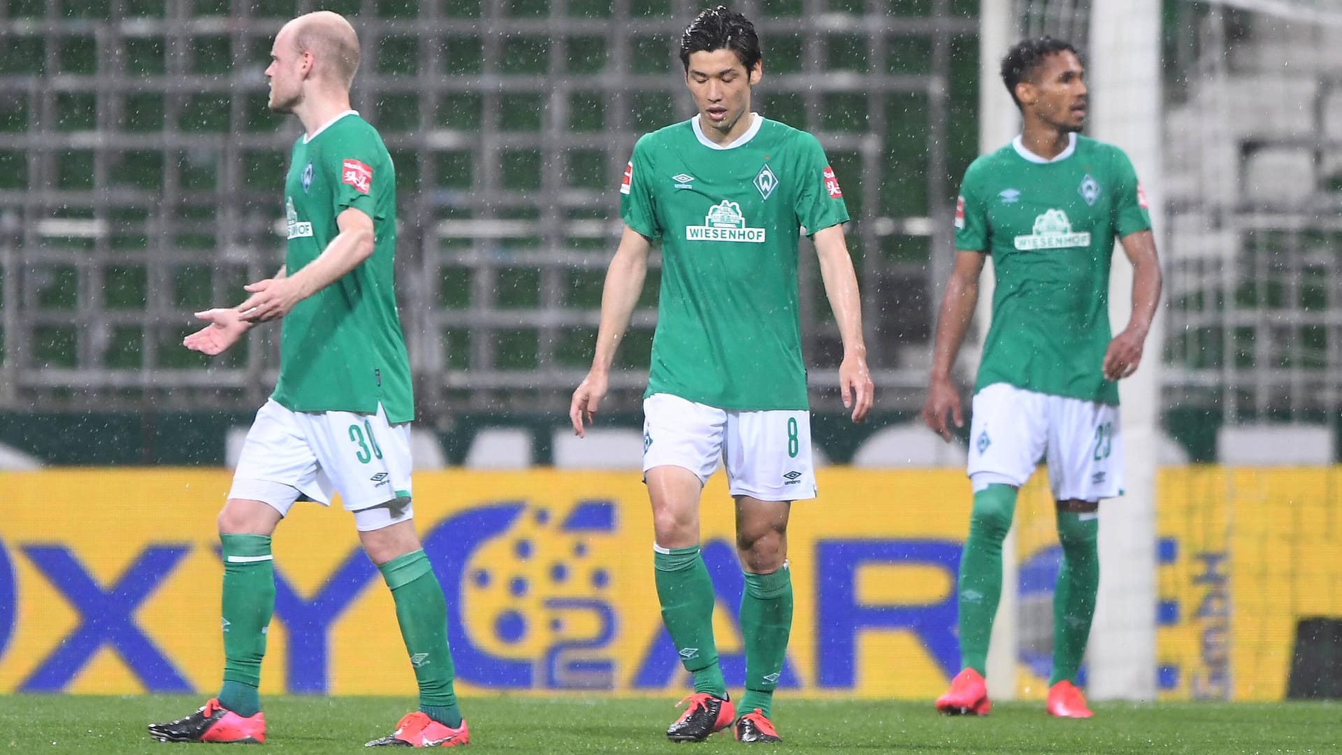 Bremens Klaassen, Osako und Gebre Selassie (v. li.): Für Werder wird es ganz eng im Abstiegskampf.