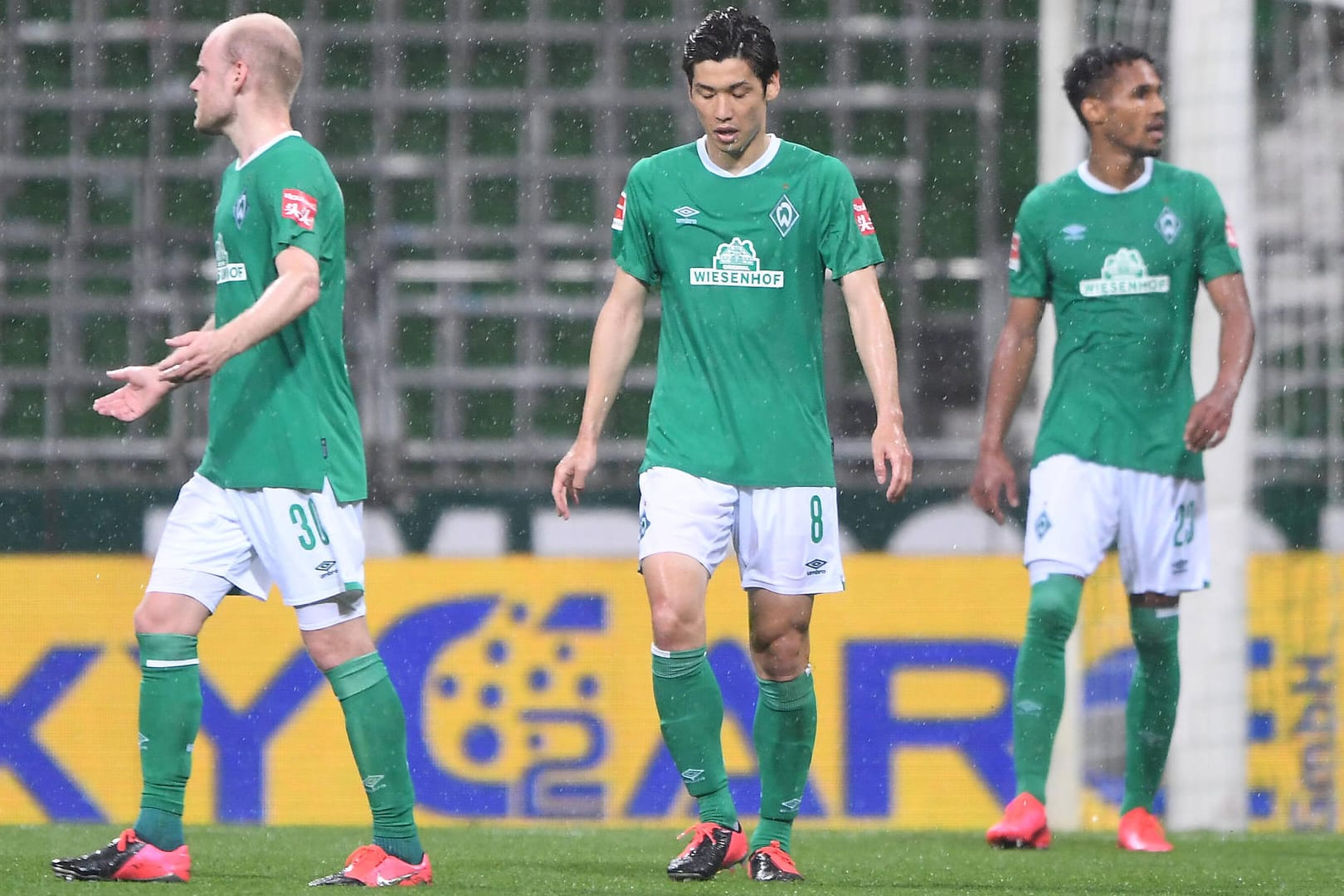 Bremens Klaassen, Osako und Gebre Selassie (v. li.): Für Werder wird es ganz eng im Abstiegskampf.