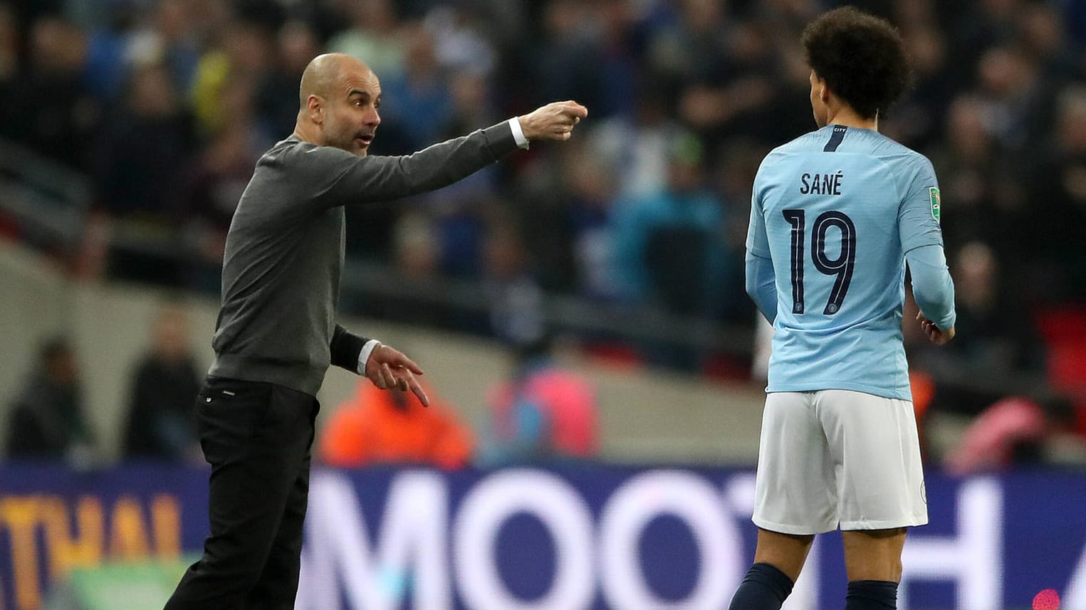 Leroy Sané (re.): Der Nationalspieler wird Manchester verlassen. Das bestätigte dessen Trainer Pep Guardiola.