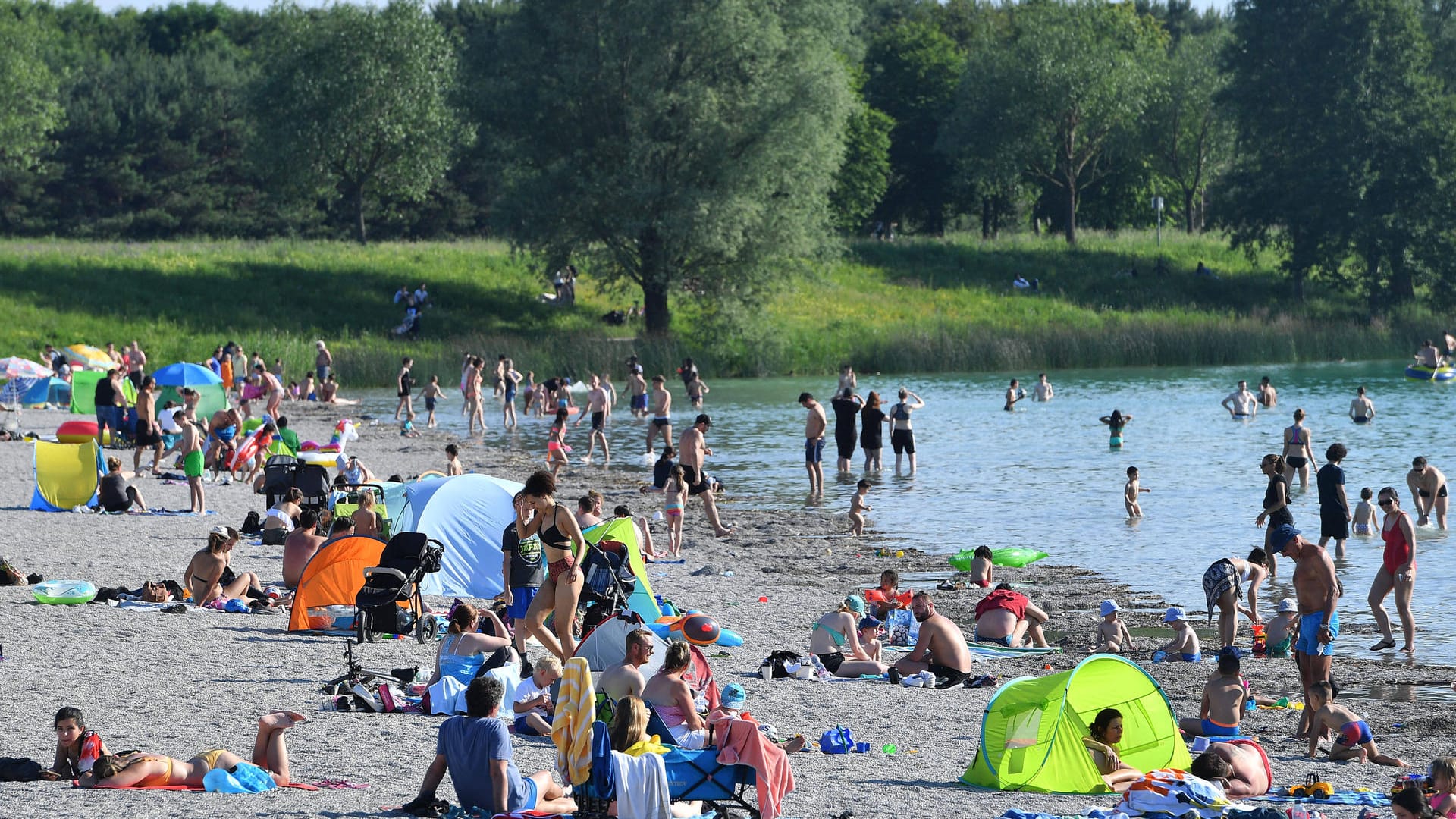 Baden im See: Während der Corona-Pandemie gelten neben den üblichen Baderegeln zusätzliche Vorsichtsmaßnahmen beim Schwimmen.