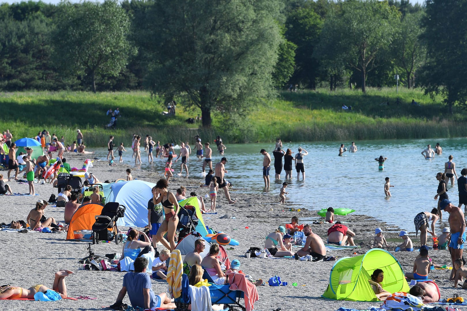 Baden im See: Während der Corona-Pandemie gelten neben den üblichen Baderegeln zusätzliche Vorsichtsmaßnahmen beim Schwimmen.