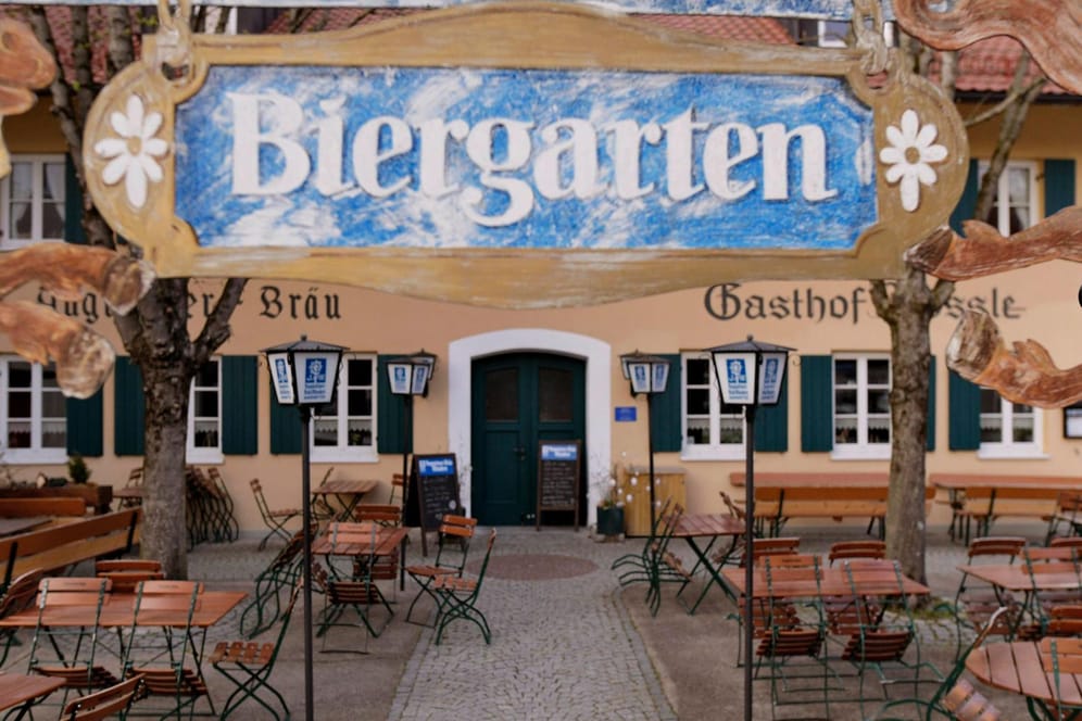 Ein leerer Biergarten in Bayern: Die Sperrstunde ist laut Gericht nicht rechtskonform.