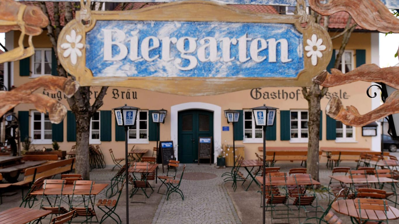 Ein leerer Biergarten in Bayern: Die Sperrstunde ist laut Gericht nicht rechtskonform.