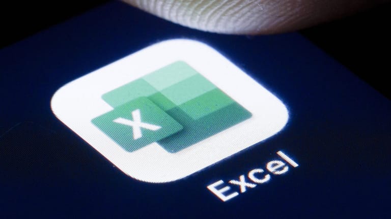 Das Logo von Excel auf einem Smartphone: Tabelleninhalte lassen sich mit wenigen Klicks aufteilen.