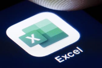 Das Logo von Excel auf einem Smartphone: Tabelleninhalte lassen sich mit wenigen Klicks aufteilen.