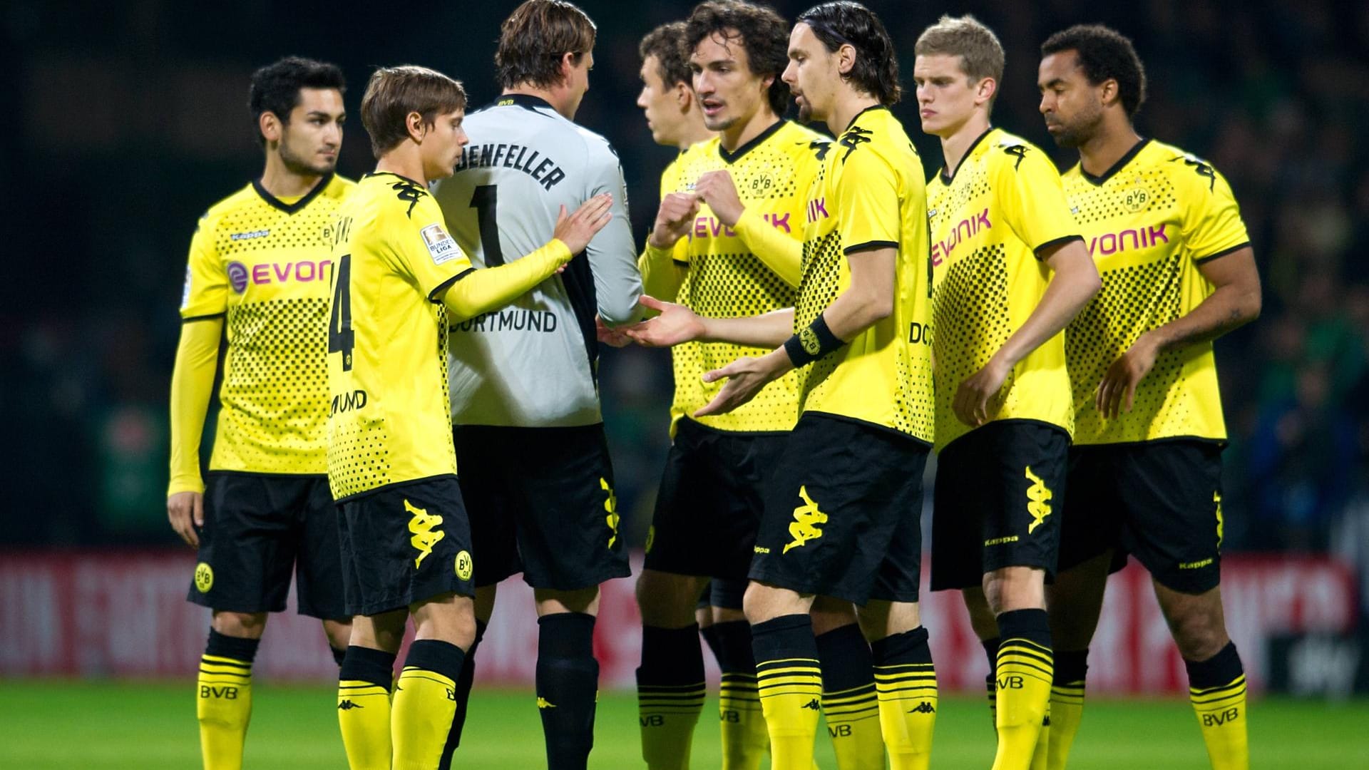 Chris Löwe (2. v. l.) wurde mit Mats Hummels (4. v. r.), Neven Subotic (3. v. r.) und Sven Bender (2. v. r.) bei Borussia Dortmund Deutscher Meister.