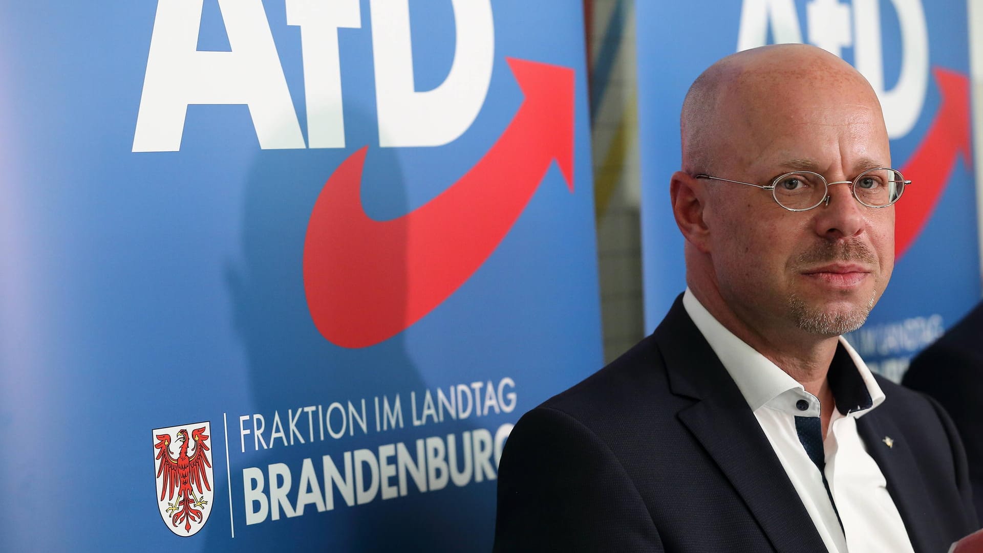 Brandenburgs AfD-Partei- und Fraktionschef Andreas Kalbitz: Ein Berliner Gericht gab dem Eilantrag des Politikers statt. Demnach ist der Rauswurf Kalbitz' aus der AfD vorerst nicht gültig.