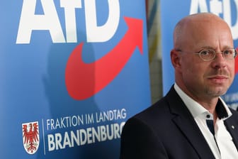 Brandenburgs AfD-Partei- und Fraktionschef Andreas Kalbitz: Ein Berliner Gericht gab dem Eilantrag des Politikers statt. Demnach ist der Rauswurf Kalbitz' aus der AfD vorerst nicht gültig.