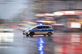 Ein Streifenwagen der Berliner Polizei fährt zu einem Einsatz (Symboldbild): Zwei Berliner Polizisten sind angegriffen worden.