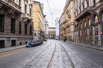 Eine menschenleere Straße in Mailand nach dem Corona-Ausbruch: In Mailand und anderen Städten haben Forscher das Coronavirus in Abwasserproben aus dem vergangenem Jahr nachweisen können.
