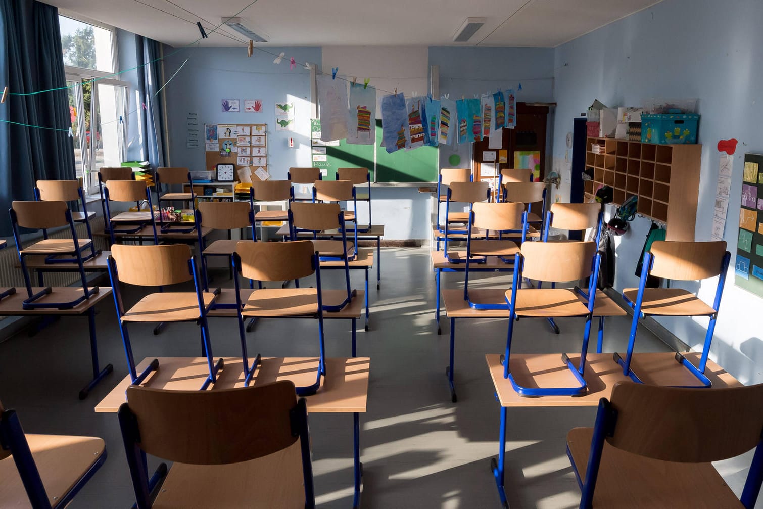 Ein leeres Klassenzimmer einer Dortmunder Grundschule: Wegen drei Corona-Fällen bleibt eine Grundschule in der Nordstadt bis zu den Sommerferien geschlossen.