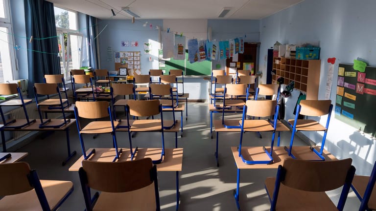 Ein leeres Klassenzimmer einer Dortmunder Grundschule: Wegen drei Corona-Fällen bleibt eine Grundschule in der Nordstadt bis zu den Sommerferien geschlossen.