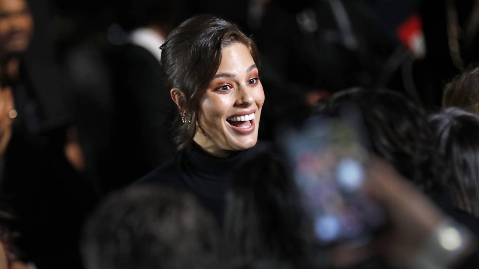 Ashley Graham: Das Model hat ein strahlendes Lächeln – doch nach dem Verzehr von Haferkeksen fehlt nun ein entscheidender Teil davon.