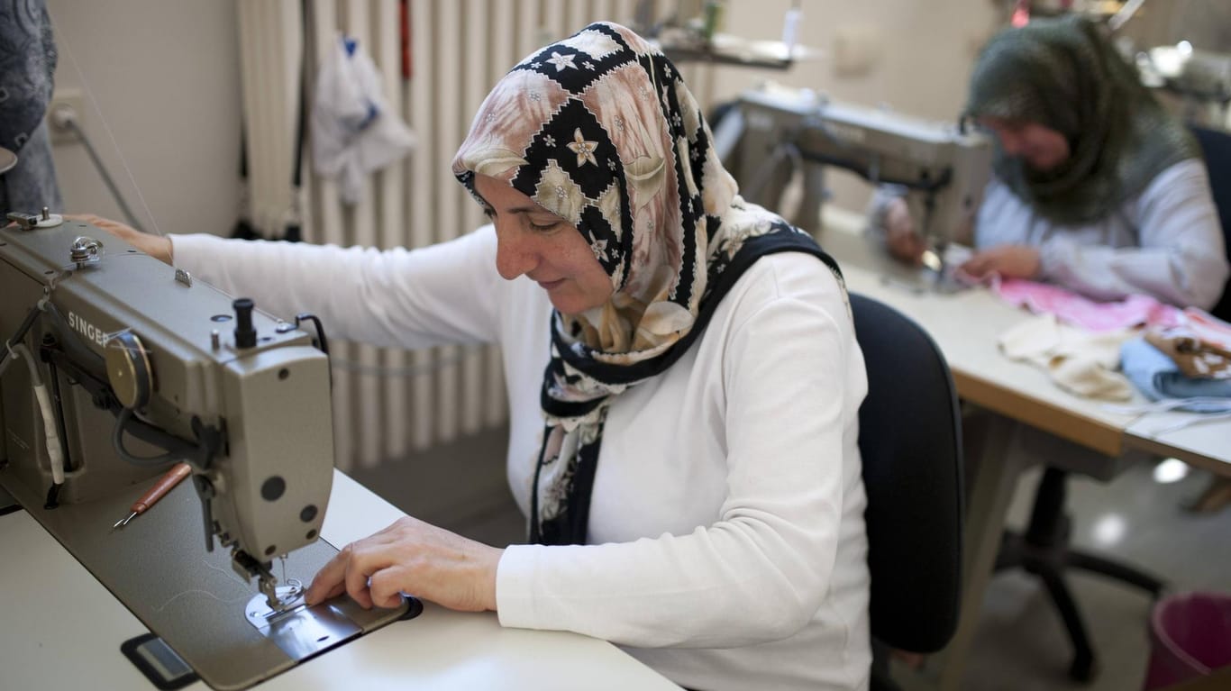 Eine Frau an einer Nähmaschine (Symbolbild): Viele Zuwanderer kommen nach Deutschland, um hier zu arbeiten.