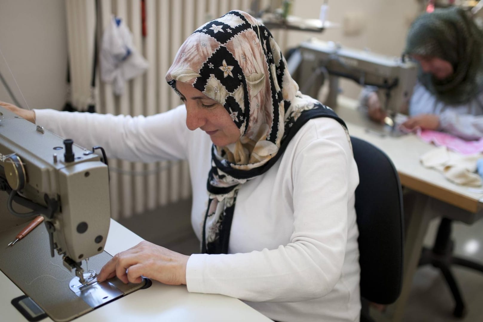 Eine Frau an einer Nähmaschine (Symbolbild): Viele Zuwanderer kommen nach Deutschland, um hier zu arbeiten.