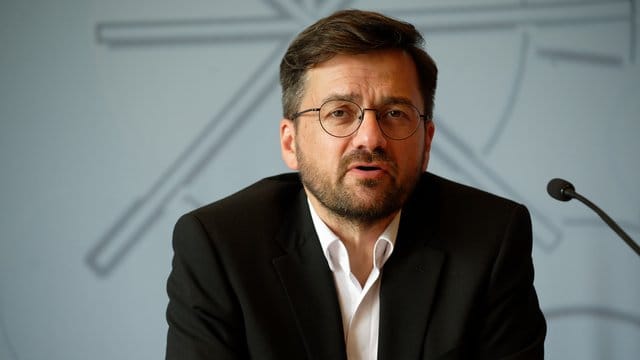 Thomas Kutschaty (SPD) spricht bei einer Pressekonferenz
