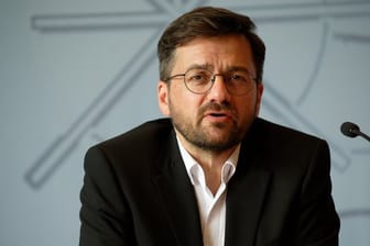 Thomas Kutschaty (SPD) spricht bei einer Pressekonferenz