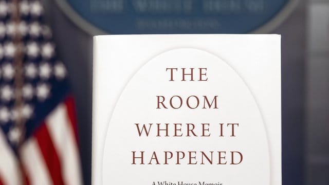 Ein Exemplar von "The Room Where It Happened" des ehemaligen nationalen Sicherheitsberaters John Bolton steht im Weißen Haus. Ein Exemplar von "The Room Where It Happened" des ehemaligen nationalen Sicherheitsberaters John Bolton steht im Weißen Haus.