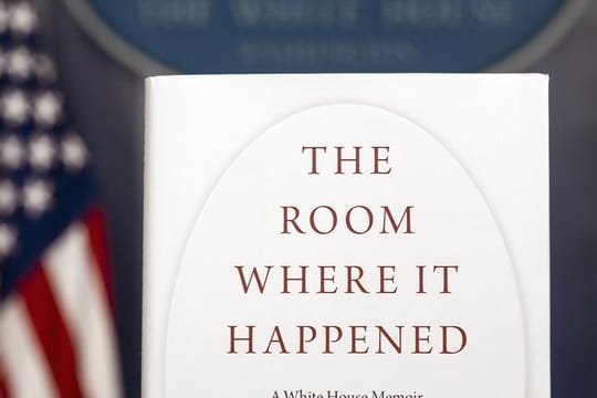 Ein Exemplar von "The Room Where It Happened" des ehemaligen nationalen Sicherheitsberaters John Bolton steht im Weißen Haus.