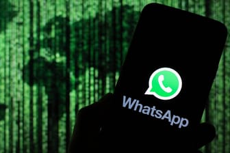 WhatsApp-Logo auf einem Handy: Bei dem Messenger gibt es seit Freitagabend Probleme in mehreren Ländern.