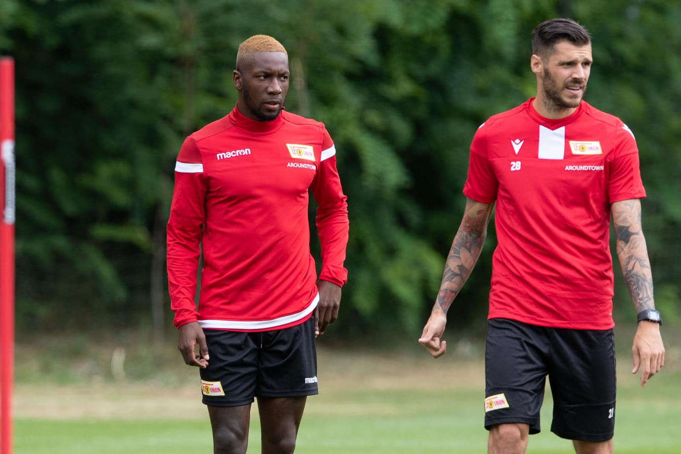 Sheraldo Becker (li) und Christopher Trimmel: Die Bundesliga-Profis müssen wegen Verstößen gegen die Corona-Vorschriften der DFL eine Geldstrafe zahlen.