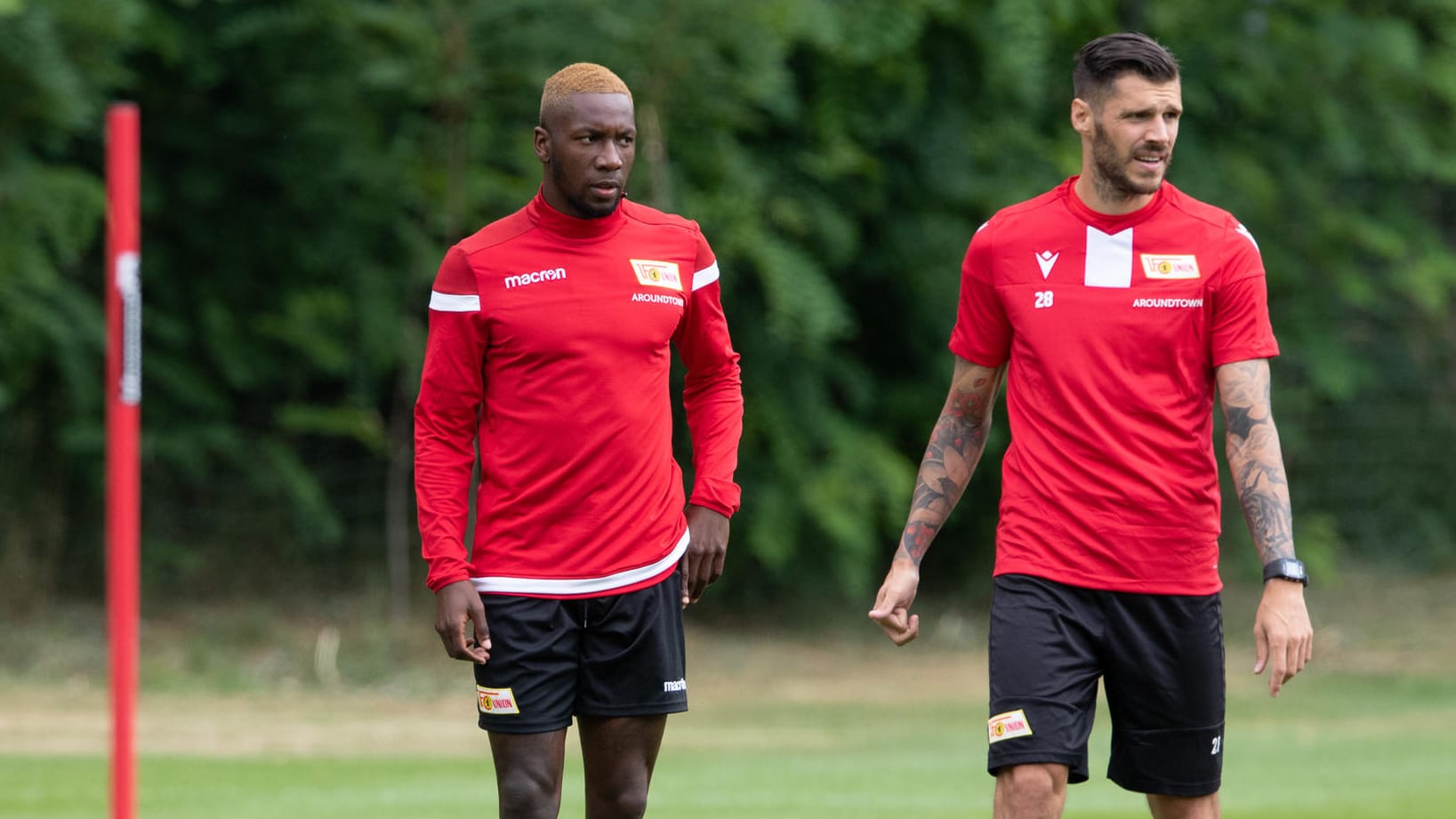 Sheraldo Becker (li) und Christopher Trimmel: Die Bundesliga-Profis müssen wegen Verstößen gegen die Corona-Vorschriften der DFL eine Geldstrafe zahlen. Sheraldo Becker (li) und Christopher Trimmel: Die Bundesliga-Profis müssen wegen Verstößen gegen die Corona-Vorschriften der DFL eine Geldstrafe zahlen.