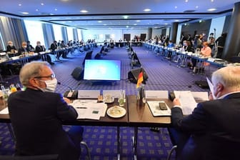 Bundesinnenminister Horst Seehofer (r) und die Innenminister der Länder beraten in Erfurt.