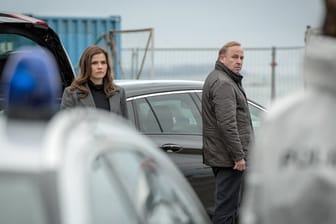 Kommissarin Nina Petersen (Katharina Wackernagel) und Kommissar Karl Hidde (Alexander Held) sind schockiert, als sie den Tatort an der alten Werft erreichen.
