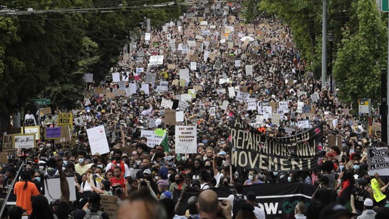 Demonstranten in Seattle gedenken dem Ende der Sklaverei in den USA.