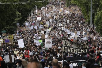 Demonstranten in Seattle gedenken dem Ende der Sklaverei in den USA.