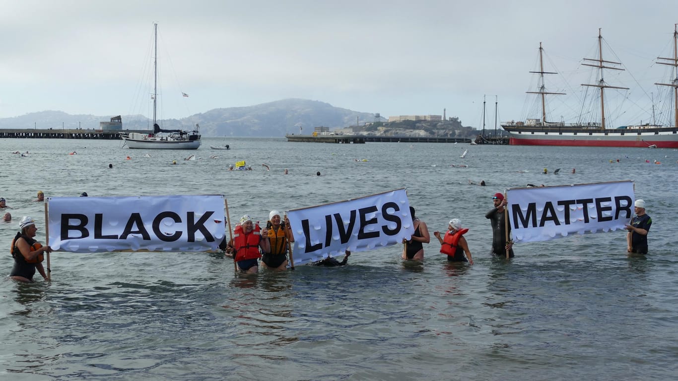 Schwimmer protestieren mit den Bannern "Black Lives Matter" gegen Polizeigewalt in der Bucht von San Francisco.